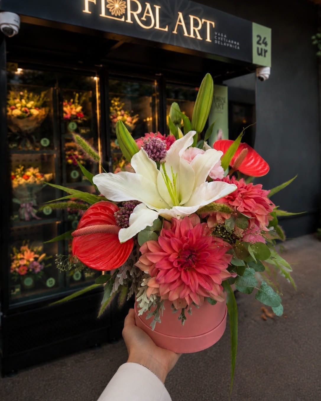 Cvetlični avtomat FloralArt s svežim šopkom pred njim
